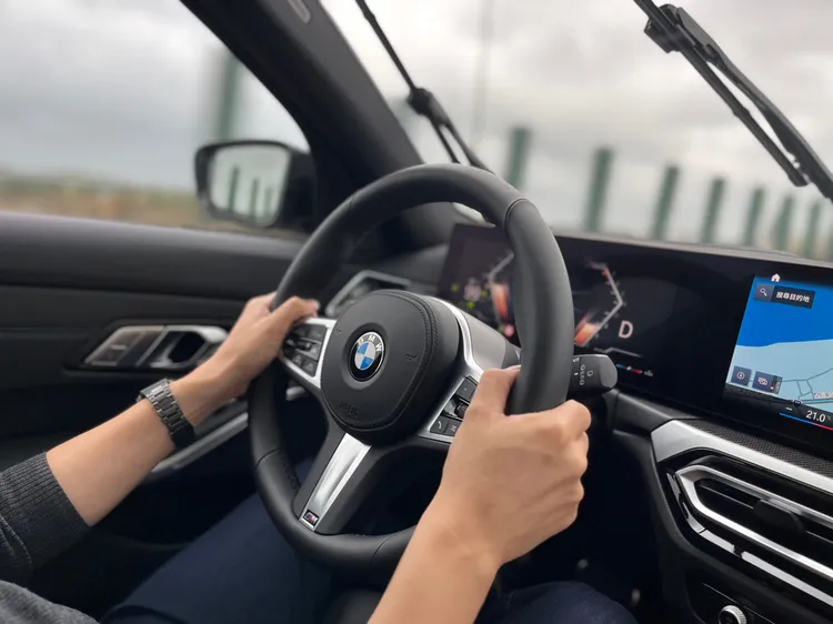 豐富而紮實的路感，一握上它的方向盤就很快樂。陳志淵攝