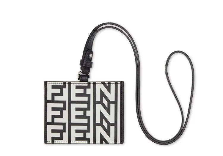 FENDI ROME限定系列吊牌，1萬4500元。品牌提供