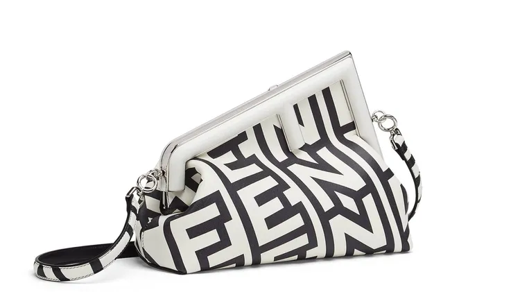 FENDI Roma限定系列First肩背手拿包中型款，10萬9000元。品牌提供