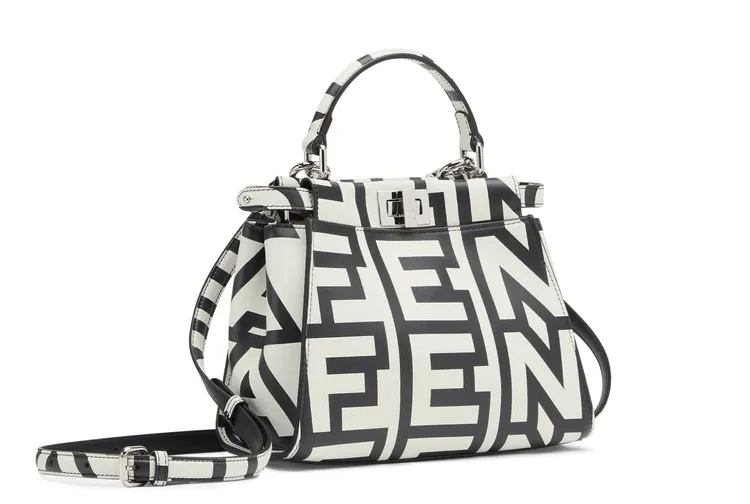 FENDI ROME限定系列Peekaboo Mini手提肩背包，15萬2000元。品牌提供