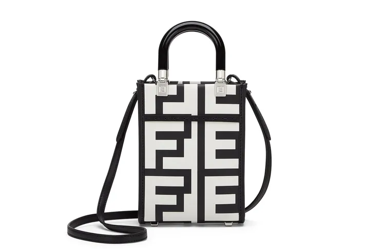 FENDI ROME限定系列Sunshine Shopper迷你托特包，5萬6000元。品牌提供