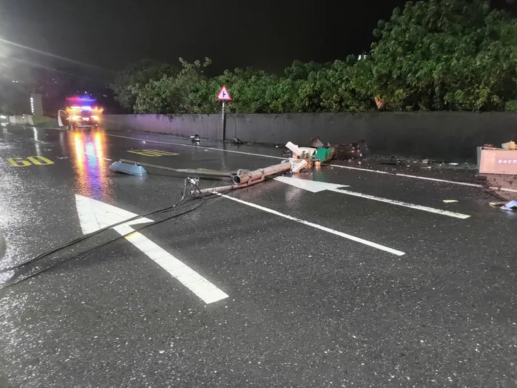 號誌桿被撞斷橫躺馬路上。警方提供