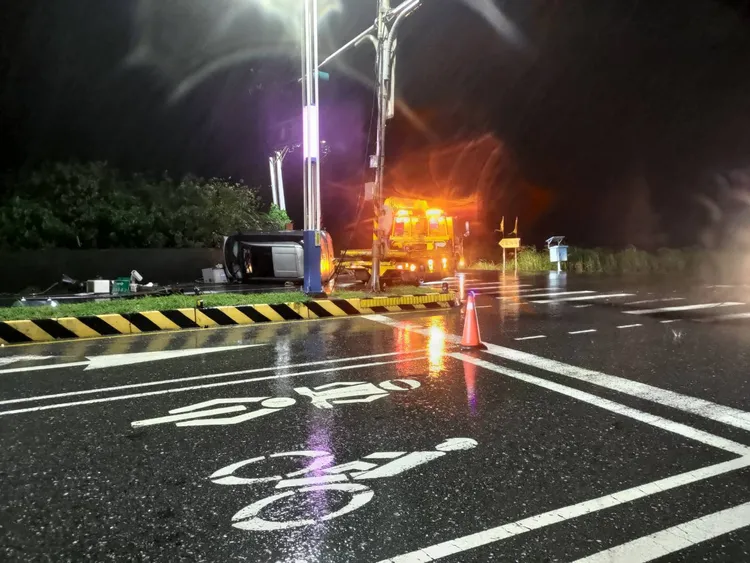 拖吊車到場協助排除事故車輛。警方提供