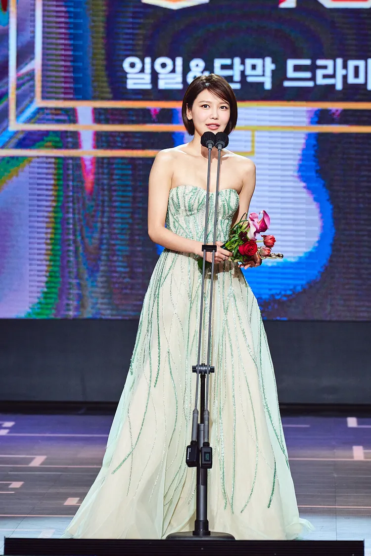 秀英領獎時，cue台下的隊友潤娥是時候落淚了。翻攝MBC