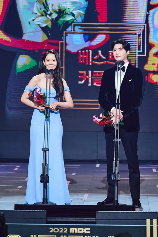 潤娥（左）、李鍾碩在《黑話律師》被稱為「浩瑚CP」，獲得觀眾票選的最佳情侶獎。翻攝MBC