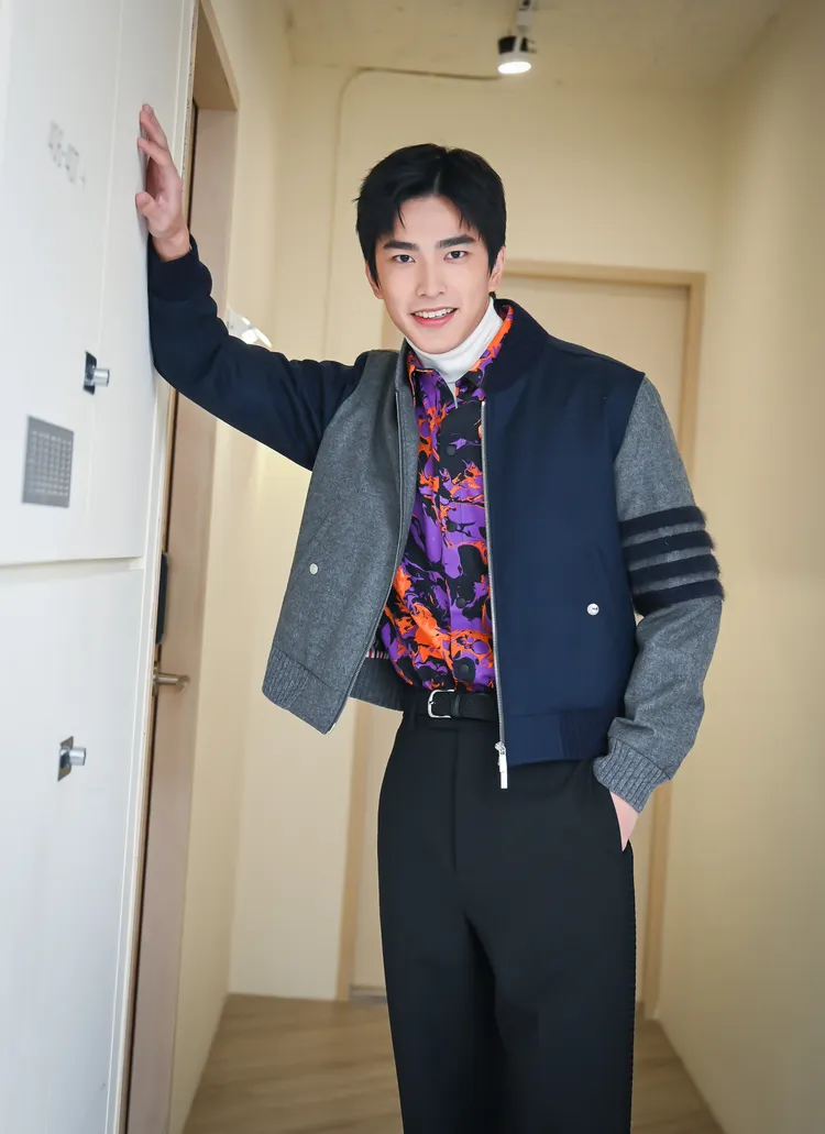 曾敬驊為戲勤練書法。iQIYI提供