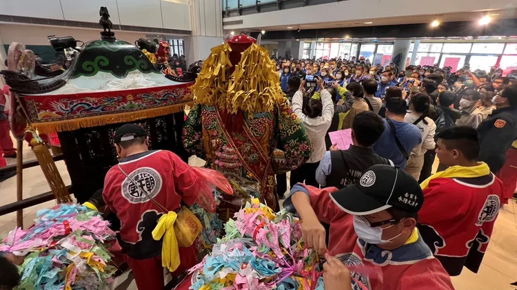 北港朝天宮媽祖鑾轎停駕雲林縣政府親民空間。魏嘉良攝