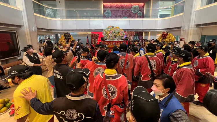 媽祖鑾轎停駕雲林縣政府30分鐘降福祈安。魏嘉良攝