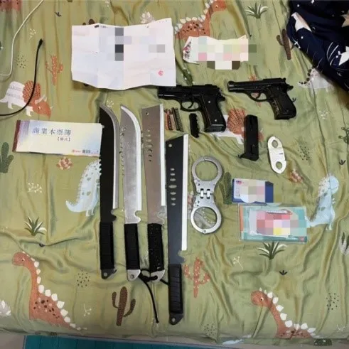 警方查扣暴力討債集團犯案用的刀械、兇器。讀者提供