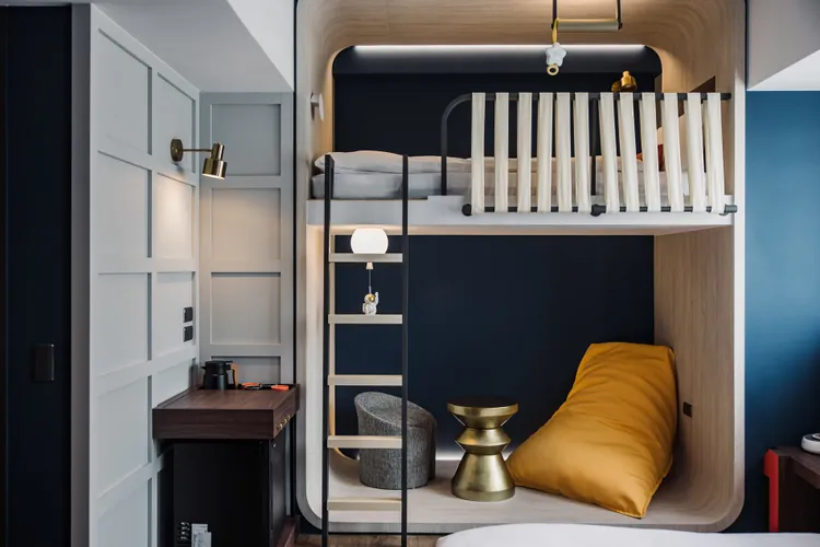 台中悅樂同步開放聯名住房專案，平日雙人房自2,880元起，於住宿期間將可領取1個限量國王派，圖為歡樂4人房。業者提供