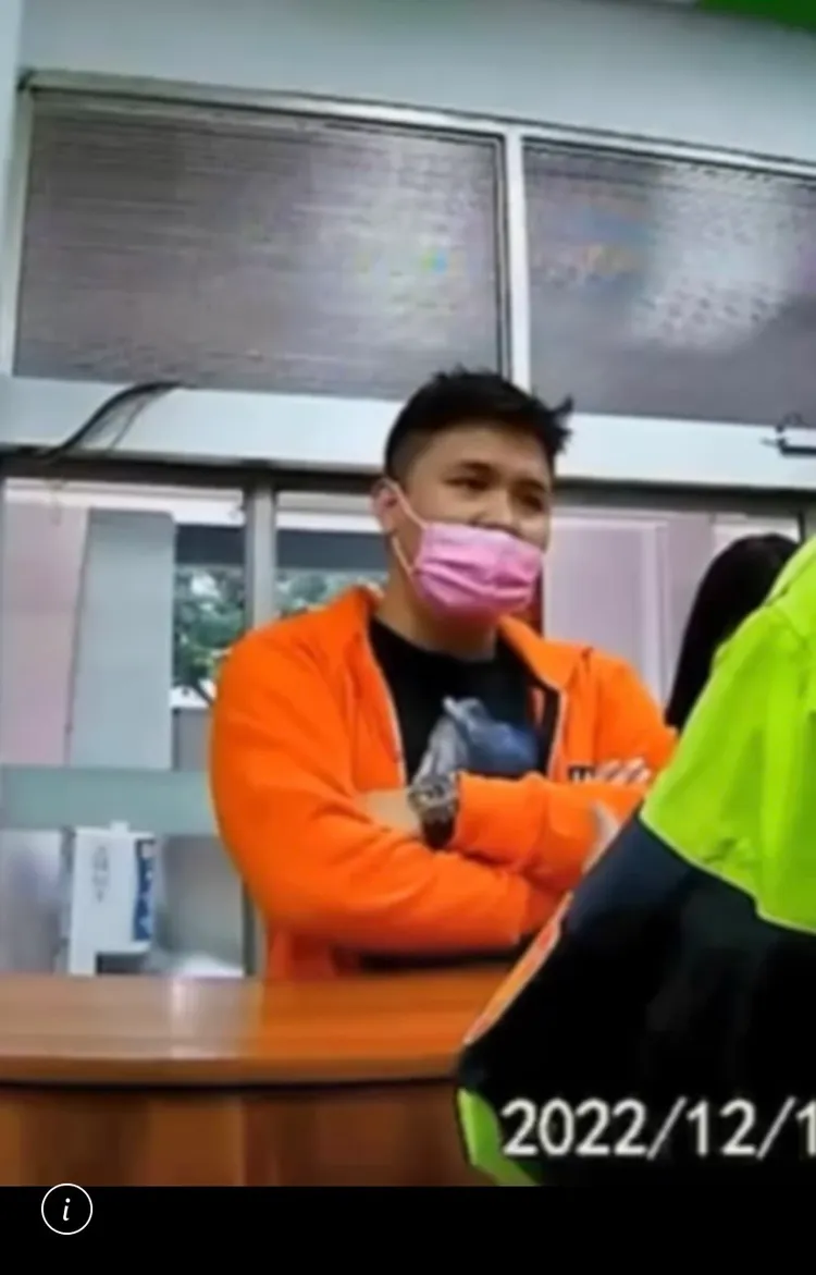 男子與警方對峙，警方告知如果對開單有疑問可以收到罰單後跟監理站申訴。民眾提供