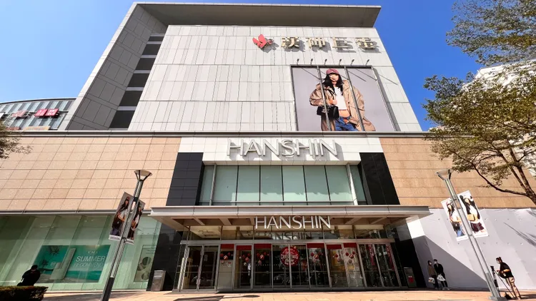 高雄漢神巨百貨證實昨有外送員送餐直抵百貨內。侯昌騰攝