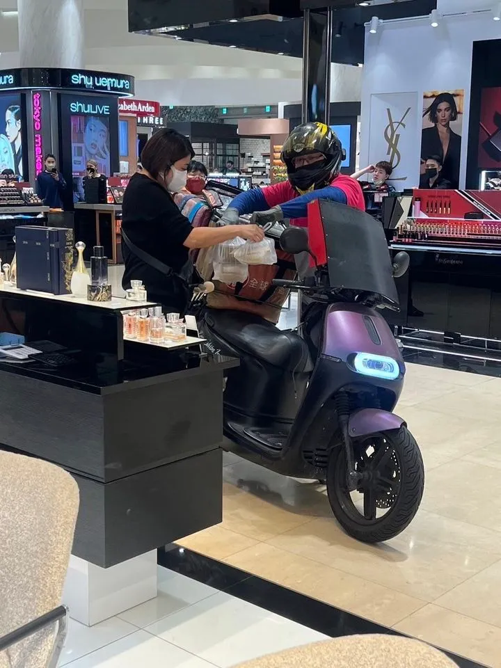 有外送員牽車進漢神巨蛋百貨內，直抵化妝品專櫃區。翻攝自臉書外送員的奇聞怪事