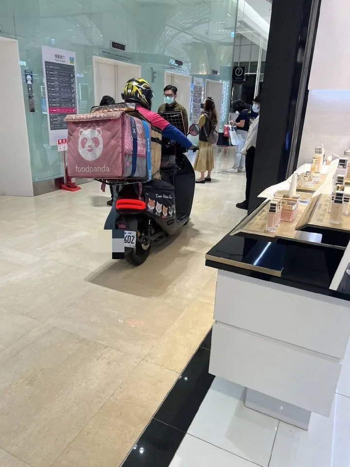 有外送員牽車進漢神巨蛋百貨內，直抵化妝品專櫃區。翻攝自臉書外送員的奇聞怪事