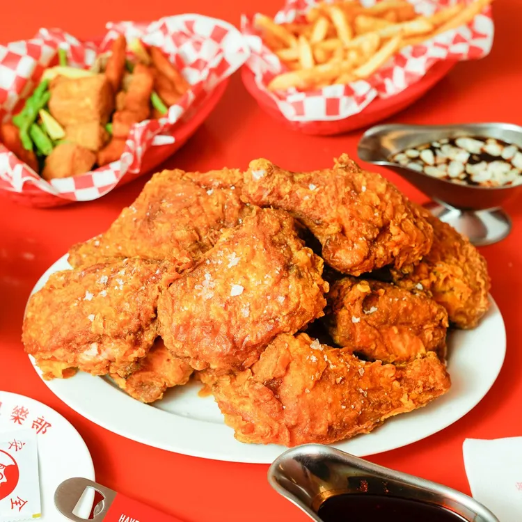 每人640元即可無限享用週末轟炸雞、酥脆雞皮、炸彈豆腐、手工甜不辣、野菜時蔬及薯條等。業者提供