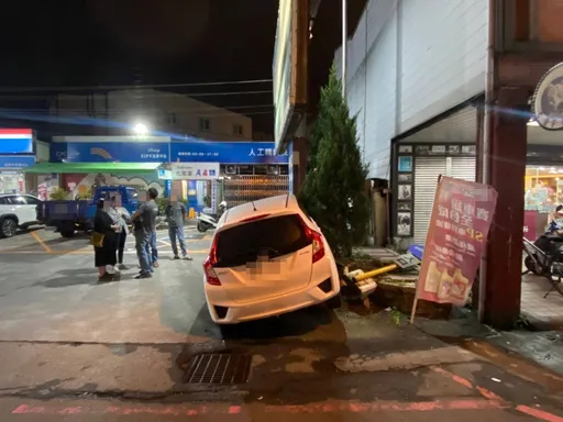 宜蘭男開車失控撞毀洗車場矮花台 網友虧「急著想洗車?」