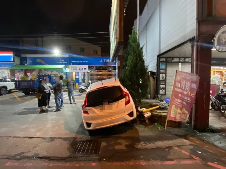 警方獲報後到場處理，自撞的陳男一家3口並無大礙，也無酒駕，詳細肇因仍待調查。讀者提供