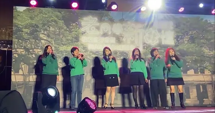 張雅琴（左三）和同學上台獻唱。翻攝張雅琴臉書