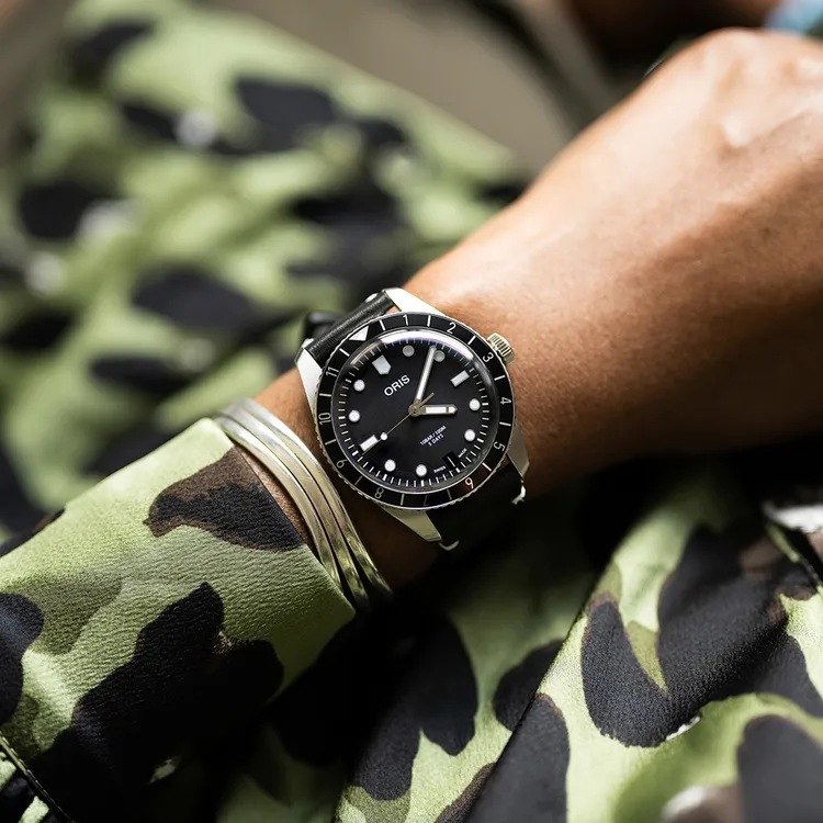 Divers Sixty-Five 12H Calibre 400精鋼自動上鍊腕錶皮帶款，9萬4000元。品牌提供