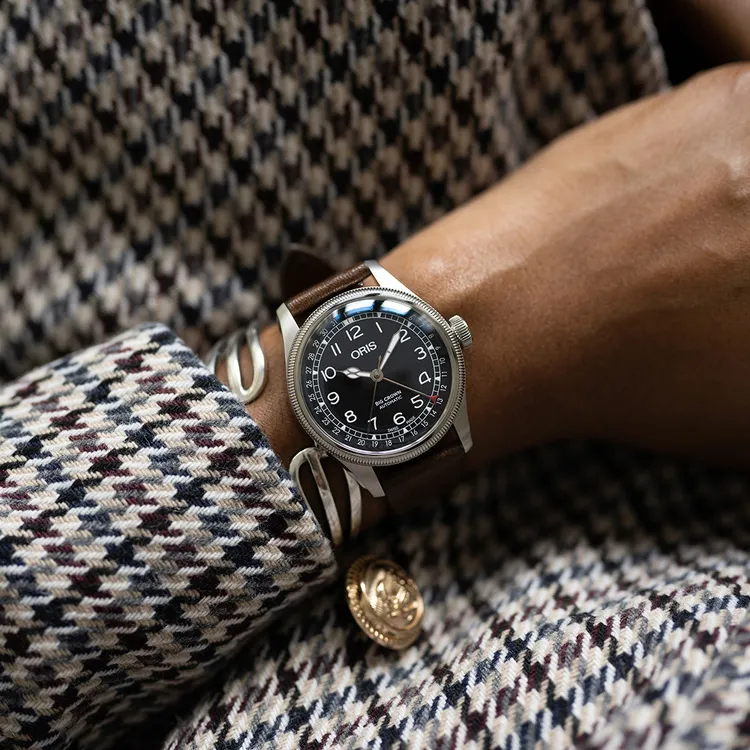 瓦爾登堡鐵路精鋼自動上鍊限量腕錶，限量1000只，6萬2000元。品牌提供