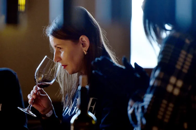 遊客在摩爾多瓦一間酒莊品嚐葡萄酒。法新社