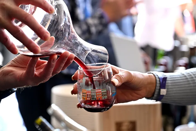 CNN綜整預防酒醉的指南。圖為美國紐約市10月14日舉行的美酒美食展。法新社