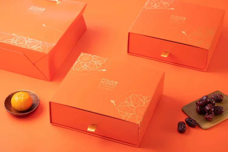「富貴.迎昕」雙糕禮盒外觀採用桔色為主色調，象徵「大吉大利」。業者提供