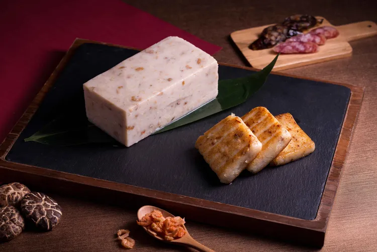 亞昕福朋喜來登推出「富貴.迎昕」雙糕禮盒，內含道地粵式鹹香臘味蘿蔔糕。業者提供