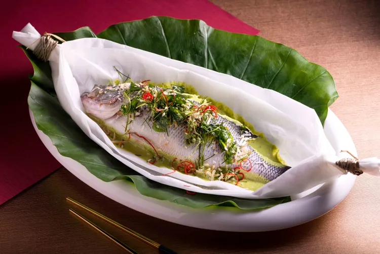 甘綠椒麻紙包魚象徵年年有餘。業者提供