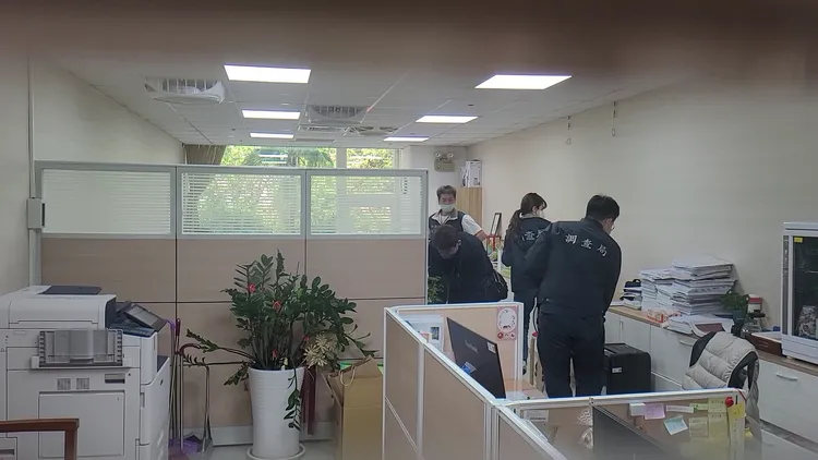 檢調21日搜索經發局長陳凱凌辦公室。劉榮輝攝