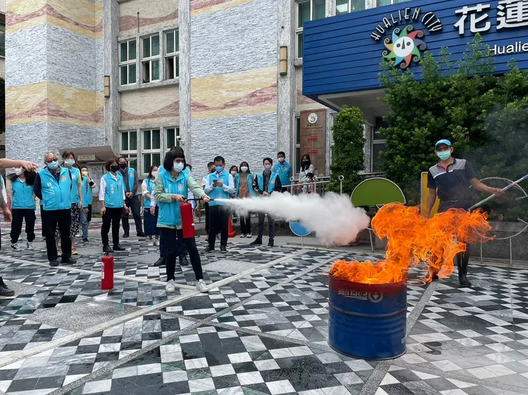 花蓮市公所員工練習操作滅火器。市公所提供