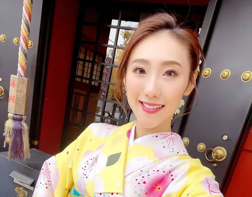 謝金晶穿和服遊淺草 被當櫻花妹化身人形立牌