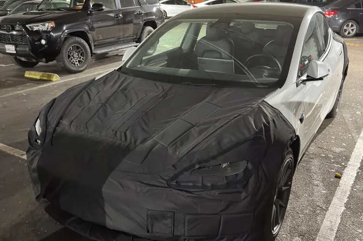 疑似是改款的特斯拉Model 3諜照。翻攝IT之家