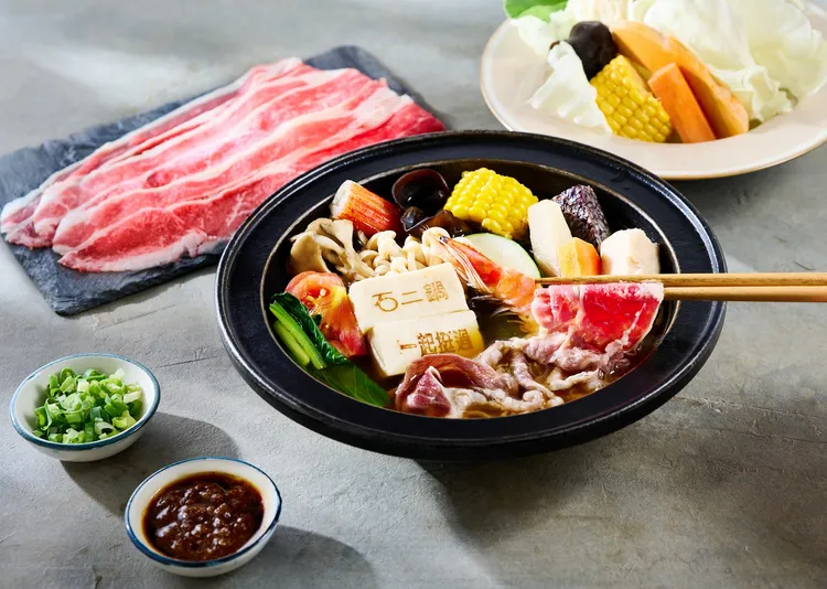 石二鍋經典石頭鍋，湯頭鮮甜搭配雪花牛，是店內人氣熱銷招牌。業者提供