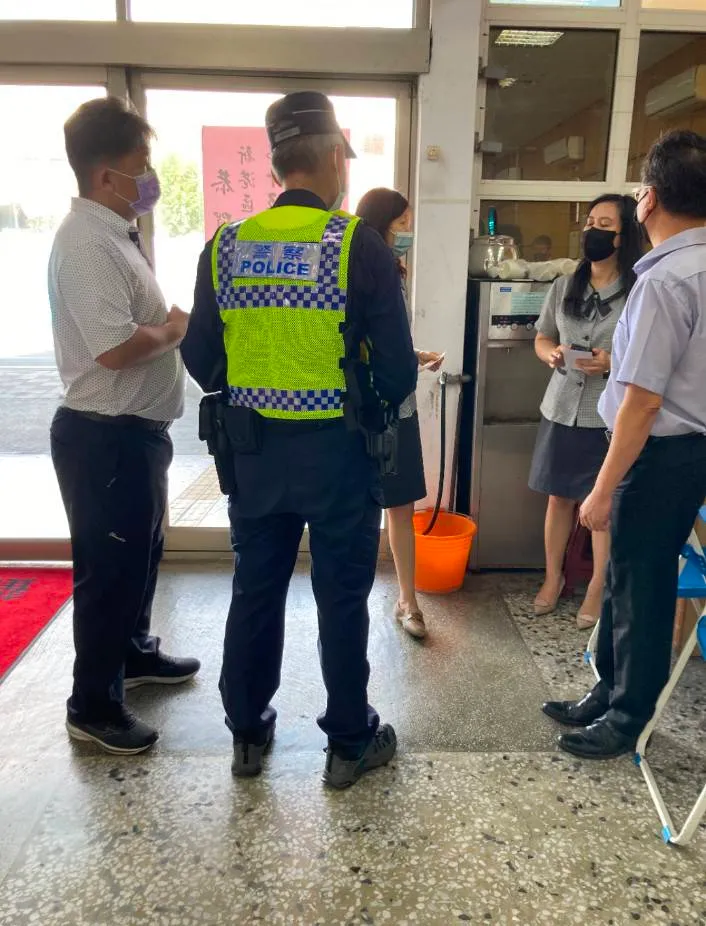 警方向男子勸說，當戀愛的對象「情緒勒索」要求拿錢加入投資，應該勇敢說不。成功分局提供