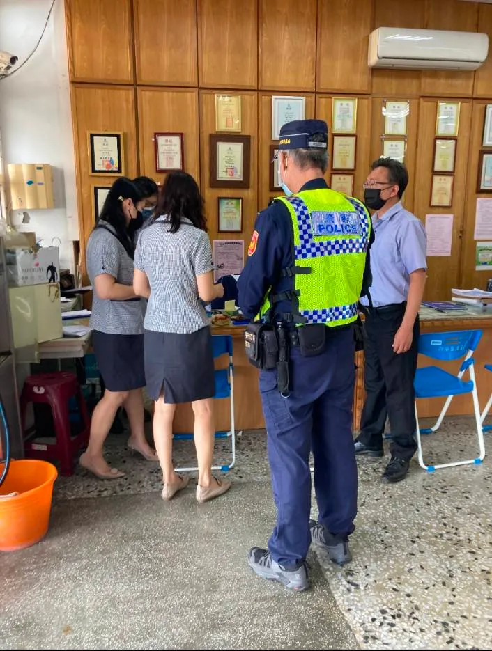 新港漁會信用部行員協助該名男子。成功分局提供