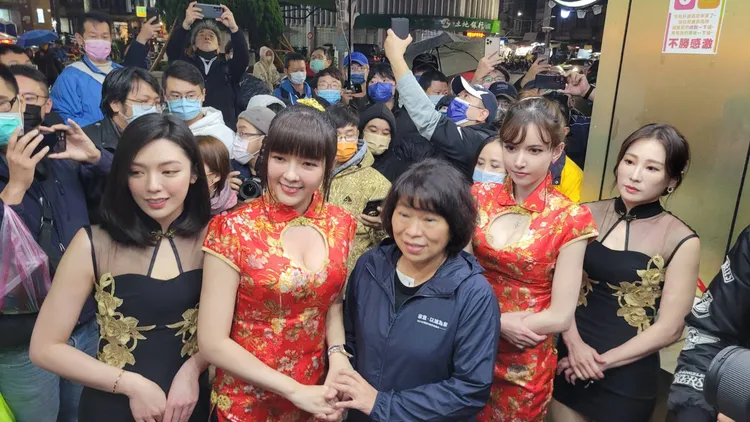 市長黃敏惠也到場恭喜她當選市議員。劉榮輝攝