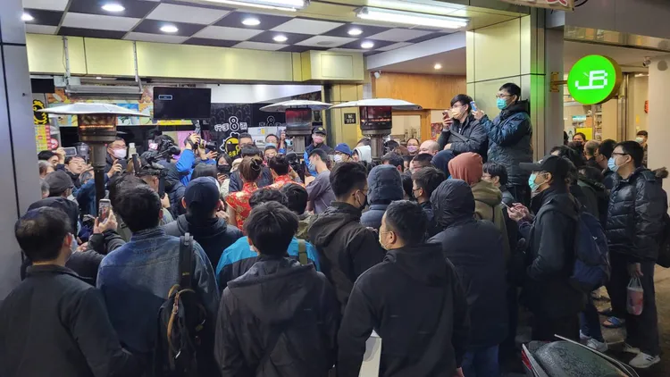 田慎節一出現雞排店，大批男粉絲前往擠搶著拍照。劉榮輝攝