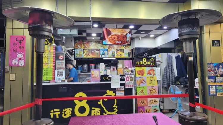 暖爐提供民眾取暖。劉榮輝攝