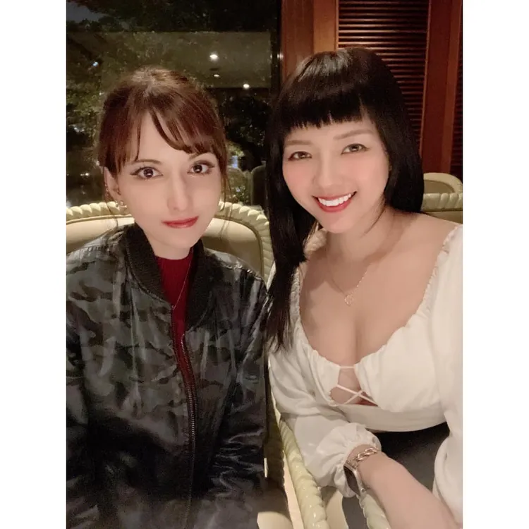 田慎節和AV女神瀧澤蘿拉今晚發雞排。取自翎熹Molly臉書