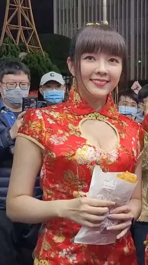 田慎節穿著胸前開洞旗袍現身發放雞排。劉榮輝攝