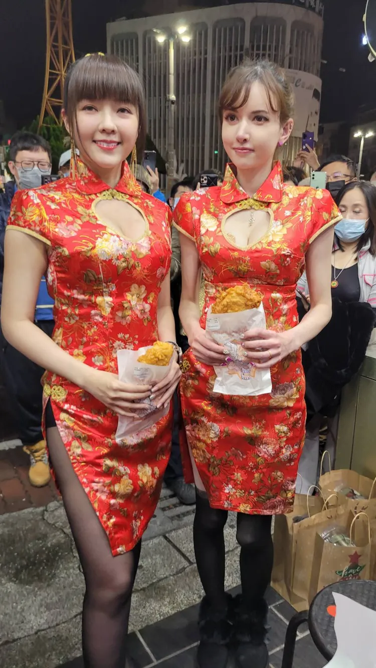 田慎節穿著胸前開洞旗袍現身發放雞排。劉榮輝攝