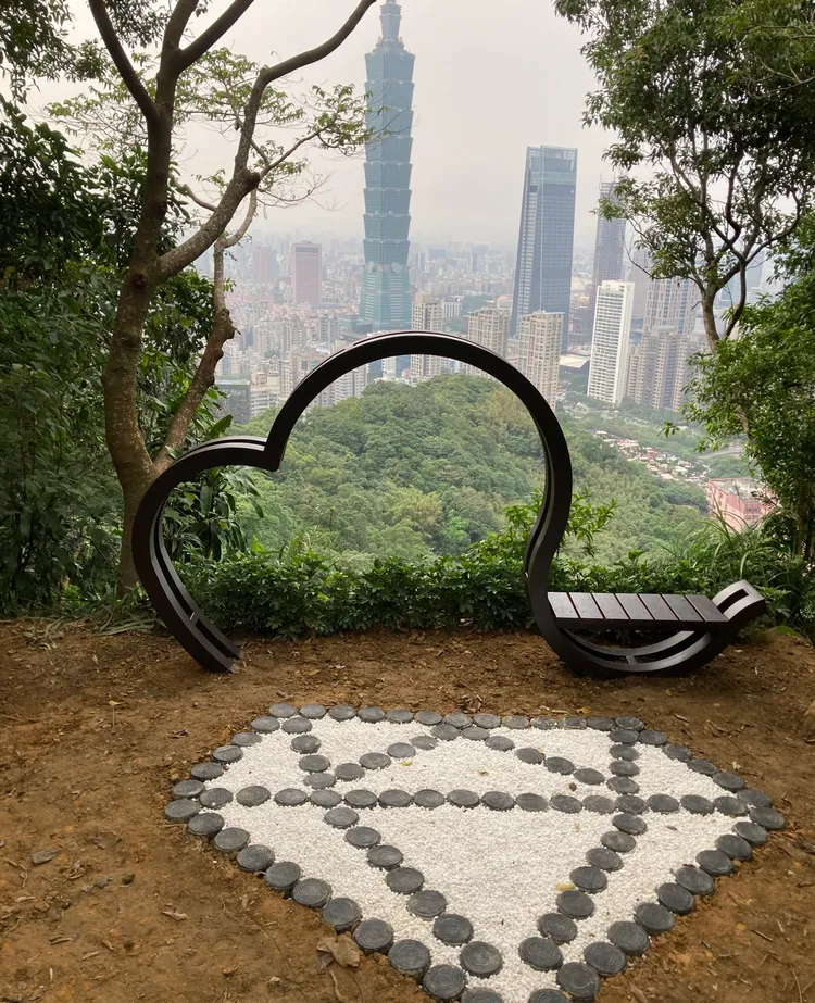 大地處今年於象山峰旁全新打造「鑽石造景平台」。台北市大地處提供