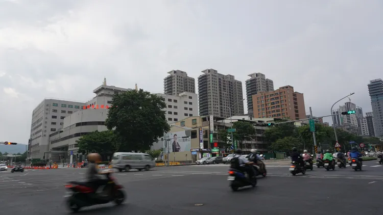 高雄房價基期拉高，也讓中北部代銷願意跨區搶案，也養大建商胃口不斷要求加價接案。葉家銘攝