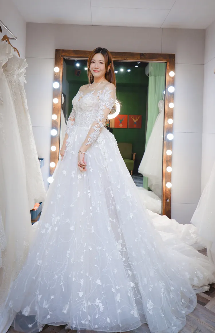 鄭亦真試穿婚紗，樣子十分唯美。真想和你工作室提供
