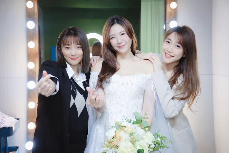 張文綺（左起）與鄭亦真到佩佩的婚紗店試穿。真想和你工作室提供