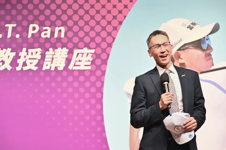 清華大學校長高為元（左）說潘政琮的奮鬥歷程就像梅西一樣精彩。清大提供