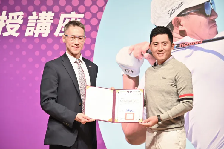 清華大學校長高為元（左）頒發潘政琮榮譽客座教授聘書。清大提供