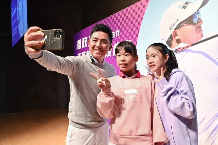 新竹地區不少喜愛高爾夫球運動的青少年也來聽講，會後與潘政琮（左）自拍。清大提供