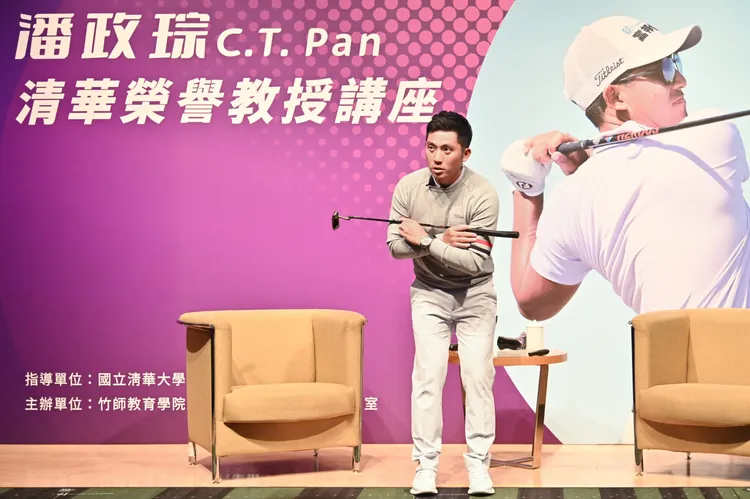 潘政琮講解推桿時要運用肩膀來擺動。清大提供